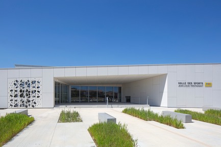 Press kit | 921-10 - Press release | Sports Hall of the Jean-Louis Trintignant Middle School in Uzès - France - NBJ architectes - Institutional Architecture - Parallel view of <span></span>the principal facade - Photo credit: ©photoarchitecture.com