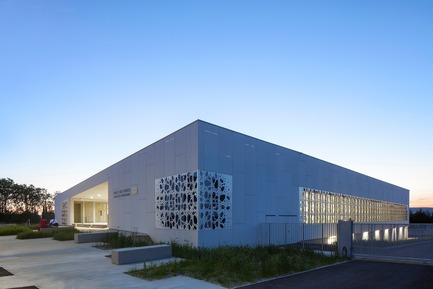 Press kit | 921-10 - Press release | Sports Hall of the Jean-Louis Trintignant Middle School in Uzès - France - NBJ architectes - Institutional Architecture - Photo credit: ©photoarchitecture.com
