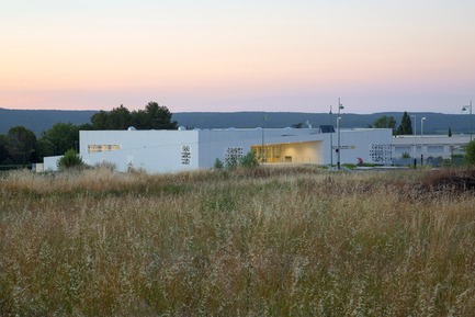 Press kit | 921-10 - Press release | Sports Hall of the Jean-Louis Trintignant Middle School in Uzès - France - NBJ architectes - Institutional Architecture - General view of the sport hall - Photo credit: ©photoarchitecture.com