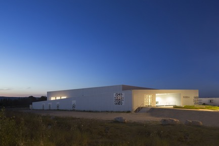 Press kit | 921-10 - Press release | Sports Hall of the Jean-Louis Trintignant Middle School in Uzès - France - NBJ architectes - Institutional Architecture - Général view of the sport hall by night - Photo credit: ©photoarchitecture.com