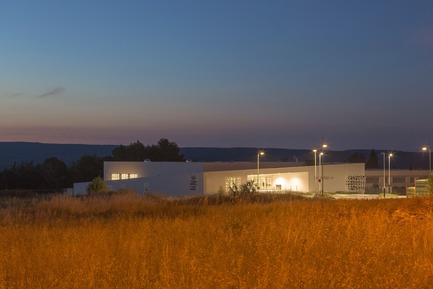 Press kit | 921-10 - Press release | Sports Hall of the Jean-Louis Trintignant Middle School in Uzès - France - NBJ architectes - Institutional Architecture - General view of the sport hall - Photo credit: ©photoarchitecture.com