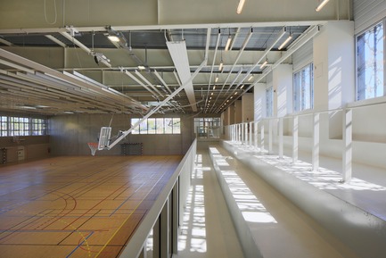 Press kit | 921-10 - Press release | Sports Hall of the Jean-Louis Trintignant Middle School in Uzès - France - NBJ architectes - Institutional Architecture - View of the sport field - Photo credit: ©photoarchitecture.com