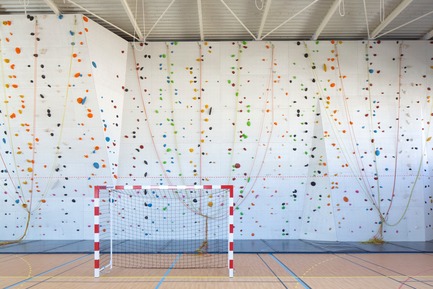 Press kit | 921-10 - Press release | Sports Hall of the Jean-Louis Trintignant Middle School in Uzès - France - NBJ architectes - Institutional Architecture - View of the climbing wall - Photo credit: ©photoarchitecture.com