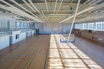 Press kit | 921-10 - Press release | Sports Hall of the Jean-Louis Trintignant Middle School in Uzès - France - NBJ architectes - Institutional Architecture - View of the sport field - Photo credit: ©photoarchitecture.com