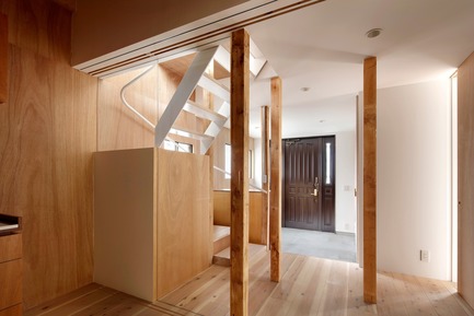 Press kit | 3116-01 - Press release | House for Four Generations - tomomi kito architect & associates - Residential Interior Design - Staircase - Photo credit: satoshi shigeta