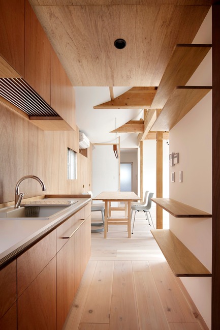 Press kit | 3116-01 - Press release | House for Four Generations - tomomi kito architect & associates - Residential Interior Design - 2F kitchen - Photo credit: satoshi shigeta