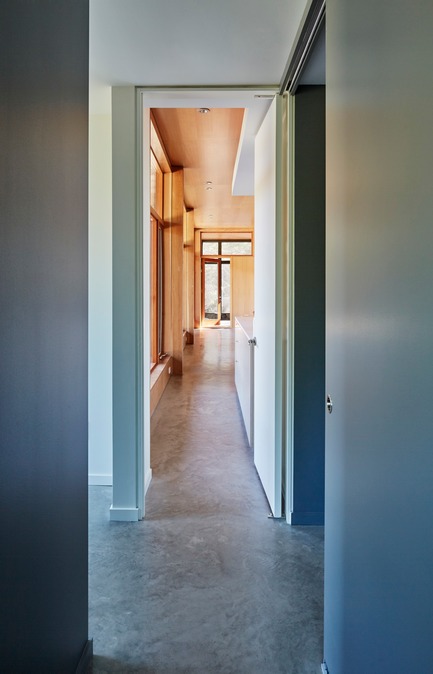 Press kit | 3034-01 - Press release | Lockeport Beach House - Nova Tayona Architects - Residential Architecture - View west to screen porch beyond - Photo credit: Janet Kimber