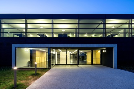 Press kit | 2613-01 - Press release | Faber Headquarters - GEZA - Gri e Zucchi architetti associati - Industrial Architecture -          The main entrance to the building  - Photo credit: Massimo Crivellari<br>