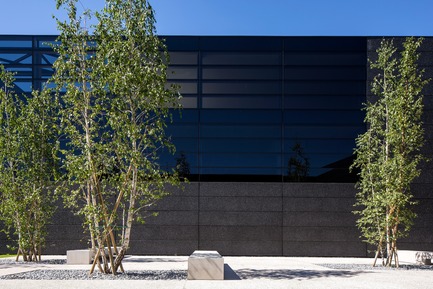 Press kit | 2613-01 - Press release | Faber Headquarters - GEZA - Gri e Zucchi architetti associati - Industrial Architecture -         The building is covered in a ventilated skin made of black concrete and black glass - Photo credit: Massimo Crivellari