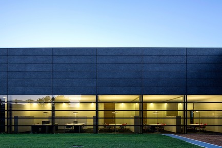 Press kit | 2613-01 - Press release | Faber Headquarters - GEZA - Gri e Zucchi architetti associati - Industrial Architecture -         The prefabricated concrete walls and the glazed front cells alike are horizontal, 4 meters wide and 70 centimeters high - Photo credit: Massimo Crivellari<br>