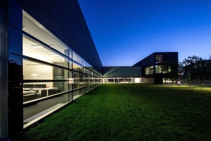 Press kit | 2613-01 - Press release | Faber Headquarters - GEZA - Gri e Zucchi architetti associati - Industrial Architecture -         The "soft" courtyard, green and free, faces the manufacturing facilities and the mountains - Photo credit: Massimo Crivellari<br>