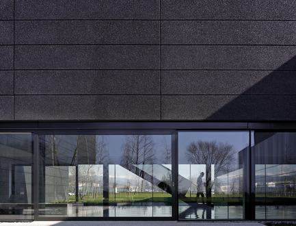 Press kit | 2613-01 - Press release | Faber Headquarters - GEZA - Gri e Zucchi architetti associati - Industrial Architecture -         The lightness of the building is generated by the black color related to the surrounding elements - Photo credit: Massimo Crivellari