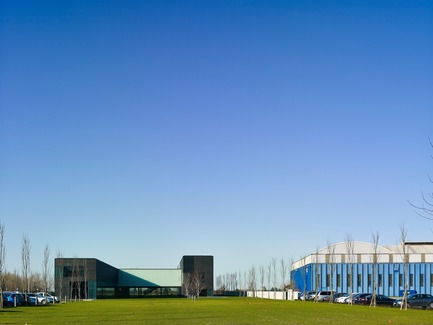 Press kit | 2613-01 - Press release | Faber Headquarters - GEZA - Gri e Zucchi architetti associati - Industrial Architecture - The building looks "small" compared to the surrounding industrial plants - Photo credit: Massimo Crivellari