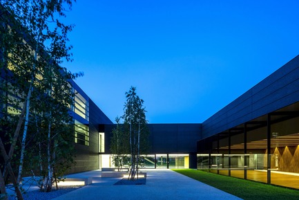 Press kit | 2613-01 - Press release | Faber Headquarters - GEZA - Gri e Zucchi architetti associati - Industrial Architecture -         The "hard" courtyard lined with trees and conceived as a living area - Photo credit: Massimo Crivellari