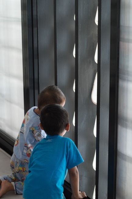 Press kit | 2560-01 - Press release | ‘Microlibrary Bima’: 2000-Ice-Cream-Bucket-Project - SHAU - Institutional Architecture - Children looking out through the ice cream bucket facade of Microlibrary Bima - Photo credit: Sanrok studio/ SHAU