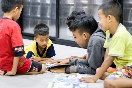 Press kit | 2560-01 - Press release | ‘Microlibrary Bima’: 2000-Ice-Cream-Bucket-Project - SHAU - Institutional Architecture - Children reading together inside Microlibrary Bima - Photo credit: Sanrok studio/ SHAU