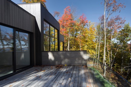 Press kit | 1678-02 - Press release | Bécassines Cottage - Atelier BOOM-TOWN - Residential Architecture - Balcony of the master bedroom - Photo credit: Steve Montpetit