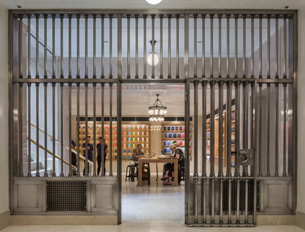 Press kit | 1559-01 - Press release | Bohlin Cywinski Jackson Receives Special Commendation for Apple Store, Upper East Side - Bohlin Cywinski Jackson - Commercial Interior Design - Apple Store, Upper East Side - Photo credit: Peter Aaron