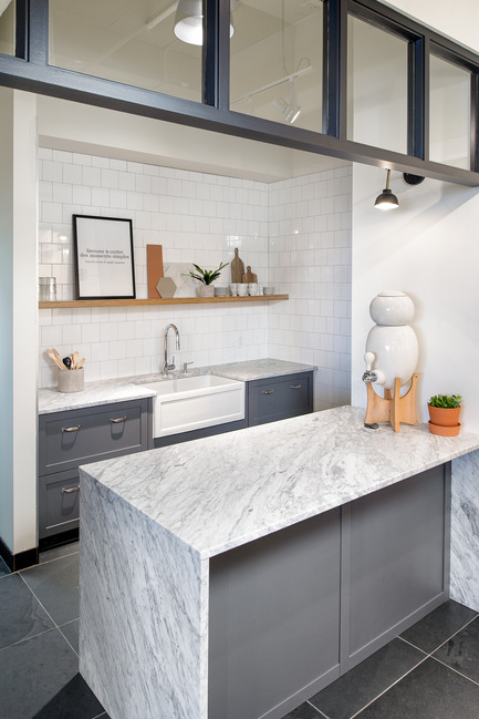 Press kit | 846-22 - Press release | Kitchen Plumbing Fixtures Now Available at Ceragres Carré Union - Ceragres - Commercial Interior Design - Kitchen area - Ceragres Carre Union Boutique Workspace - Photo credit: Loic Romer