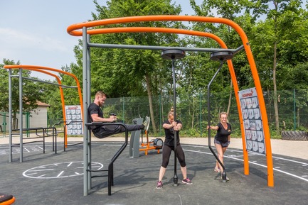 Press kit | 2487-01 - Press release | New Outdoor Fitness is a Game Changer - KOMPAN - Product - Core Twist with magnetic resistance - Photo credit: KOMPAN