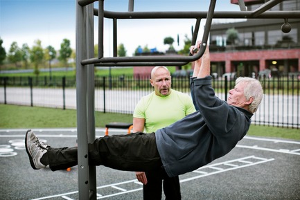 Press kit | 2487-01 - Press release | New Outdoor Fitness is a Game Changer - KOMPAN - Product - 6 steps towards doing a real pull-up - Photo credit: KOMPAN