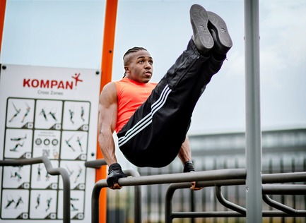 Press kit | 2487-01 - Press release | New Outdoor Fitness is a Game Changer - KOMPAN - Product - Parallel Bars - Photo credit: KOMPAN