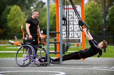 Press kit | 2487-01 - Press release | New Outdoor Fitness is a Game Changer - KOMPAN - Product - Fitness for all ages and abilities - Photo credit: KOMPAN