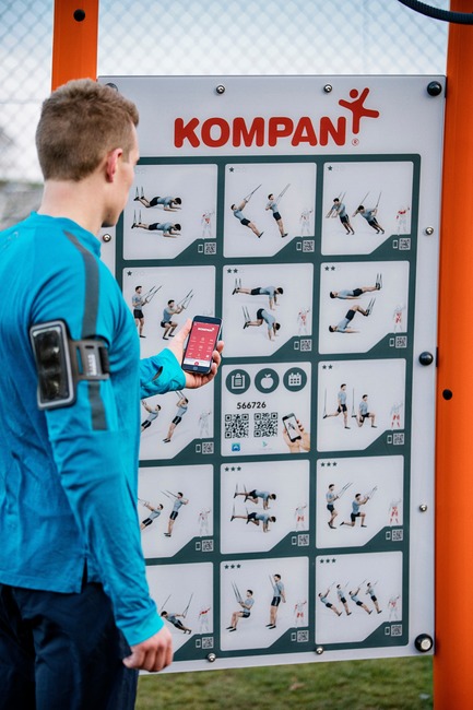 Press kit | 2487-01 - Press release | New Outdoor Fitness is a Game Changer - KOMPAN - Product - Big signs connecting with app - Photo credit: KOMPAN