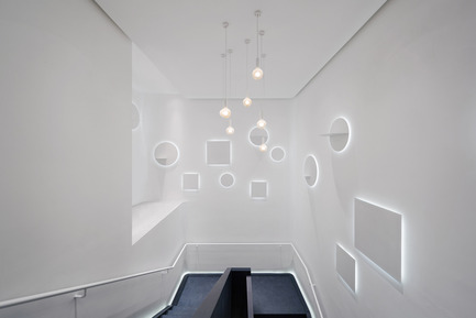 Press kit | 2264-02 - Press release | Magmode of Hangzhou Kerry Center Store - RIGI Design - Commercial Interior Design -  staircase decorated with geometric wall lights  - Photo credit: Photography: Shao Feng