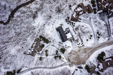 Press kit | 1728-01 - Press release | Alta Chalet - AKB, ATELIER KASTELIC BUFFEY - Residential Architecture - Ariel of the chalet from above - Photo credit: Sky Guys