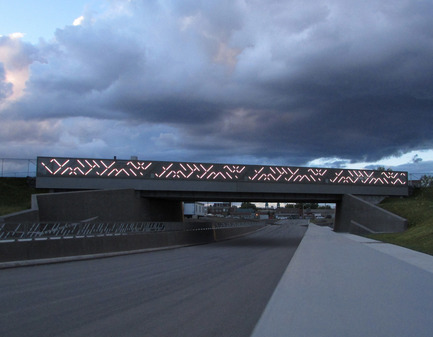 Press kit | 2366-01 - Press release | A New Viaduct for the MIL Campus of the Université de Montréal - civiliti - Urban Design - View of Light Grid, Fully Lit - Photo credit: civiliti