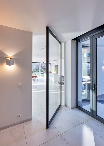 Press kit | 2163-02 - Press release | Portapivot's Pivot Hinge Technology Receives an iF Design Award - Portapivot - Product - Glass and aluminium pivot door with Stealth Pivot hinge system - Photo credit: Koen Dries