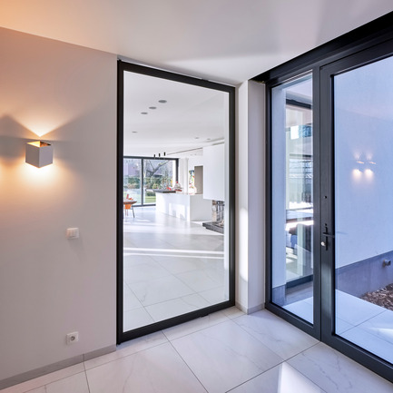 Press kit | 2163-02 - Press release | Portapivot's Pivot Hinge Technology Receives an iF Design Award - Portapivot - Product - Glass and aluminium pivot door with Stealth Pivot hinge system - Photo credit: Koen Dries