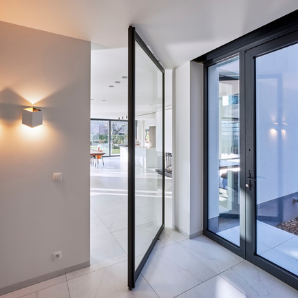 Press kit | 2163-02 - Press release | Portapivot's Pivot Hinge Technology Receives an iF Design Award - Portapivot - Product - Glass and aluminium pivot door with Stealth Pivot hinge system - Photo credit: Koen Dries