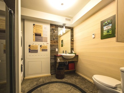 Press kit | 837-17 - Press release | Showcase of Excellence in Green Building at the Reford Gardens - Jardins de Métis / Reford Gardens - Residential Architecture -  Bathroom  - Photo credit: Louise Tanguay