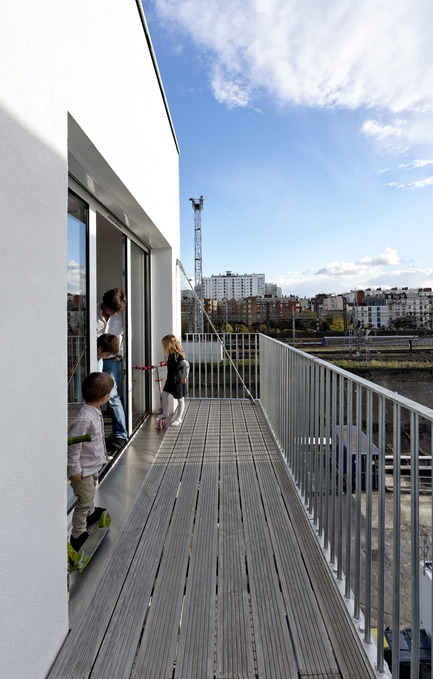 Press kit | 1008-06 - Press release | Social HousingCastagnary - Dietmar Feichtinger Architectes - Residential Architecture - Balcony - Photo credit: David Boureau