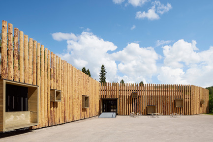 Press kit | 2341-01 - Press release | Torsby Finnskogscentrum - Bornstein Lyckefors arkitekter - Commercial Architecture -  The protruding wooden boxes transform the building to an urban furniture.   - Photo credit: Åke E:son Lindman