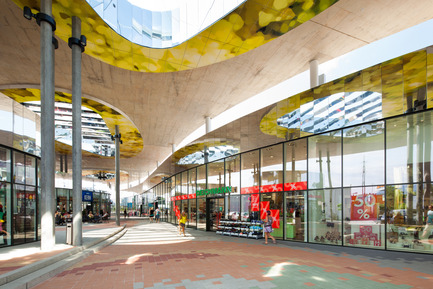 Press kit | 2274-01 - Press release | Shopping Nord Graz - BEHF Architects - Commercial Architecture - New facade is made of glass and extends in two gentle waves - Photo credit: Markus Kaiser