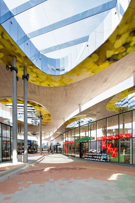 Press kit | 2274-01 - Press release | Shopping Nord Graz - BEHF Architects - Commercial Architecture - Free-form roof lights are clad with reflective metal - Photo credit: Markus Kaiser