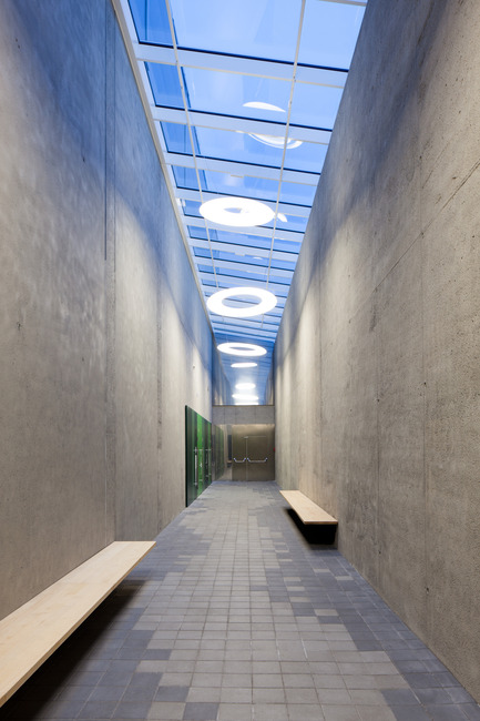 Press kit | 2274-01 - Press release | Shopping Nord Graz - BEHF Architects - Commercial Architecture - Light Fittings beneath a continuous roof light - Photo credit: Markus Kaiser