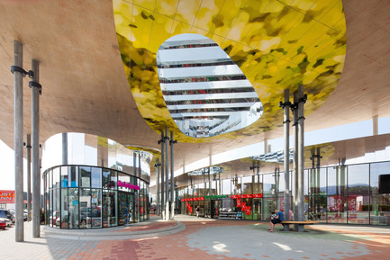 Press kit | 2274-01 - Press release | Shopping Nord Graz - BEHF Architects - Commercial Architecture - In a cone of natural light bench seats run around a number of columns - Photo credit: Markus Kaiser