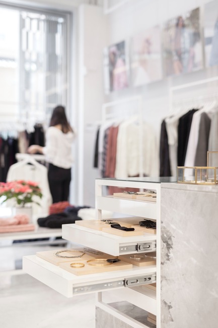 Press kit | 1332-02 - Press release | Montreal's Leading Destination for Nail Art, Le Manoir, Receives a Brand-New Look - Tuxedo - Commercial Interior Design - Photo credit: Maxime Brouillet