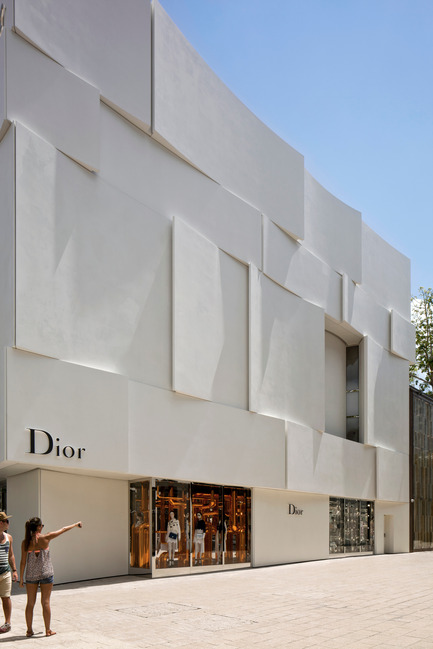 Press kit | 2211-01 - Press release | Dior Miami Facade - BarbaritoBancel Architects - Commercial Architecture - Bright Miami sun on the west facade - Photo credit: Alessandra Chemollo