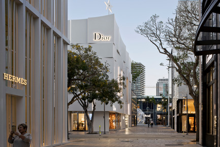 Press kit | 2211-01 - Press release | Dior Miami Facade - BarbaritoBancel Architects - Commercial Architecture - Selfie on the paseo - Photo credit: Alessandra Chemollo