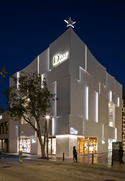 Press kit | 2211-01 - Press release | Dior Miami Facade - BarbaritoBancel Architects - Commercial Architecture - The building elevates the Dior star in the clear Miami sky - Photo credit: Alessandra Chemollo