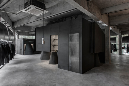 Press kit | 2332-01 - Press release | Black Cant System - HEIKE Fashion Brand Concept Store - AN Interior Design Co. - Commercial Interior Design - Function space - Photo credit: Yujie Liu