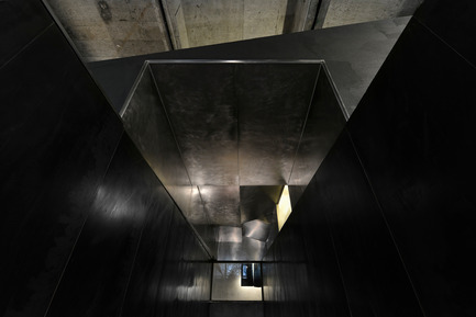 Press kit | 2332-01 - Press release | Black Cant System - HEIKE Fashion Brand Concept Store - AN Interior Design Co. - Commercial Interior Design - At the top of the stairs - Photo credit: Yujie Liu