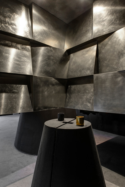 Press kit | 2332-01 - Press release | Black Cant System - HEIKE Fashion Brand Concept Store - AN Interior Design Co. - Commercial Interior Design - Geometric metal - Photo credit: Yujie Liu