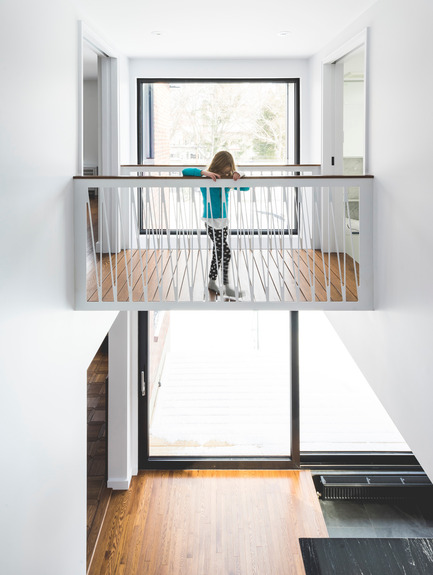 Press kit | 1142-06 - Press release | La Cardinale - L. McComber - Residential Architecture - The suspended footbridge overlooking the kitchen with a view into the backyard - Photo credit: Raphaël Thibodeau