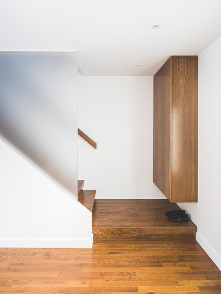 Press kit | 1142-06 - Press release | La Cardinale - L. McComber - Residential Architecture - Red oak built-in wardrobe - Photo credit: Raphaël Thibodeau